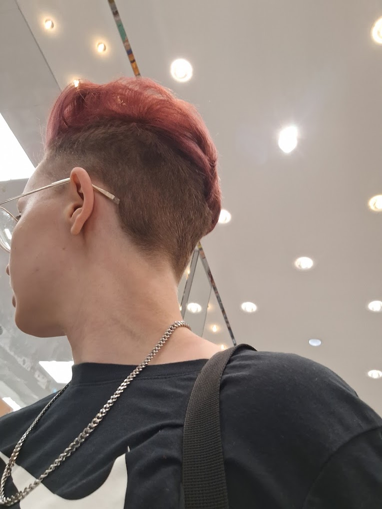 Rote Haarfarbe mit Undercut