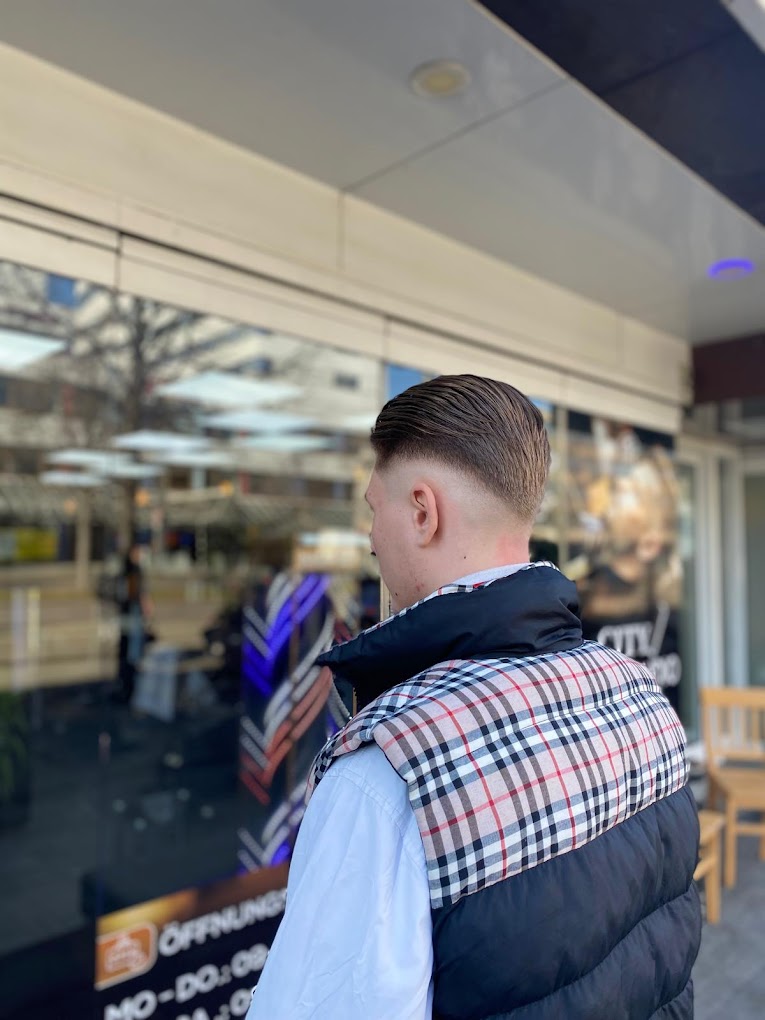 Low Fade braunes Haar