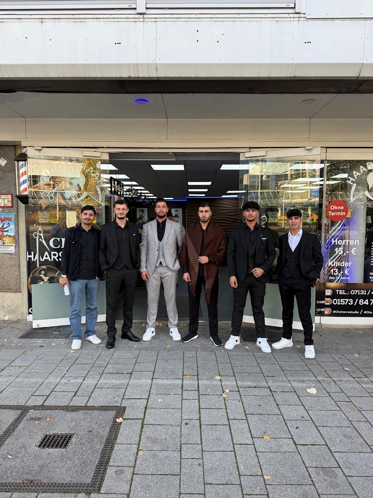 Das Team des City Haarstudio vor dem Eingang
